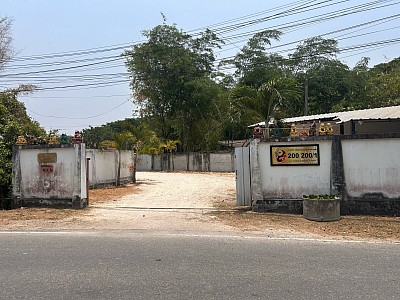 This the gate. On the right side coming from Chiang Mai, just after a curve.